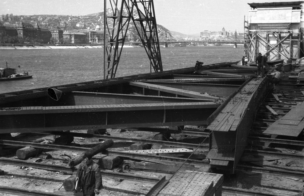 Az újjáépülő híd acélszerkezetének szerelése a pesti hídfőnél, 1951