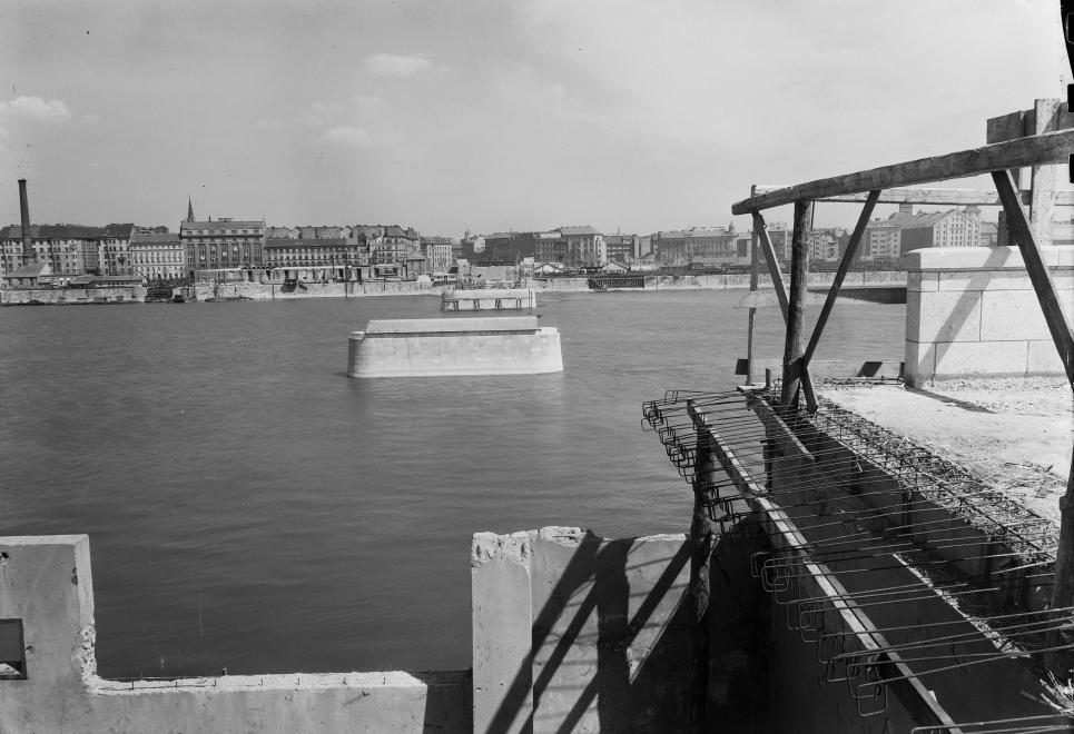 A budai hídfő felől a Boráros tér felé nézve, 1951