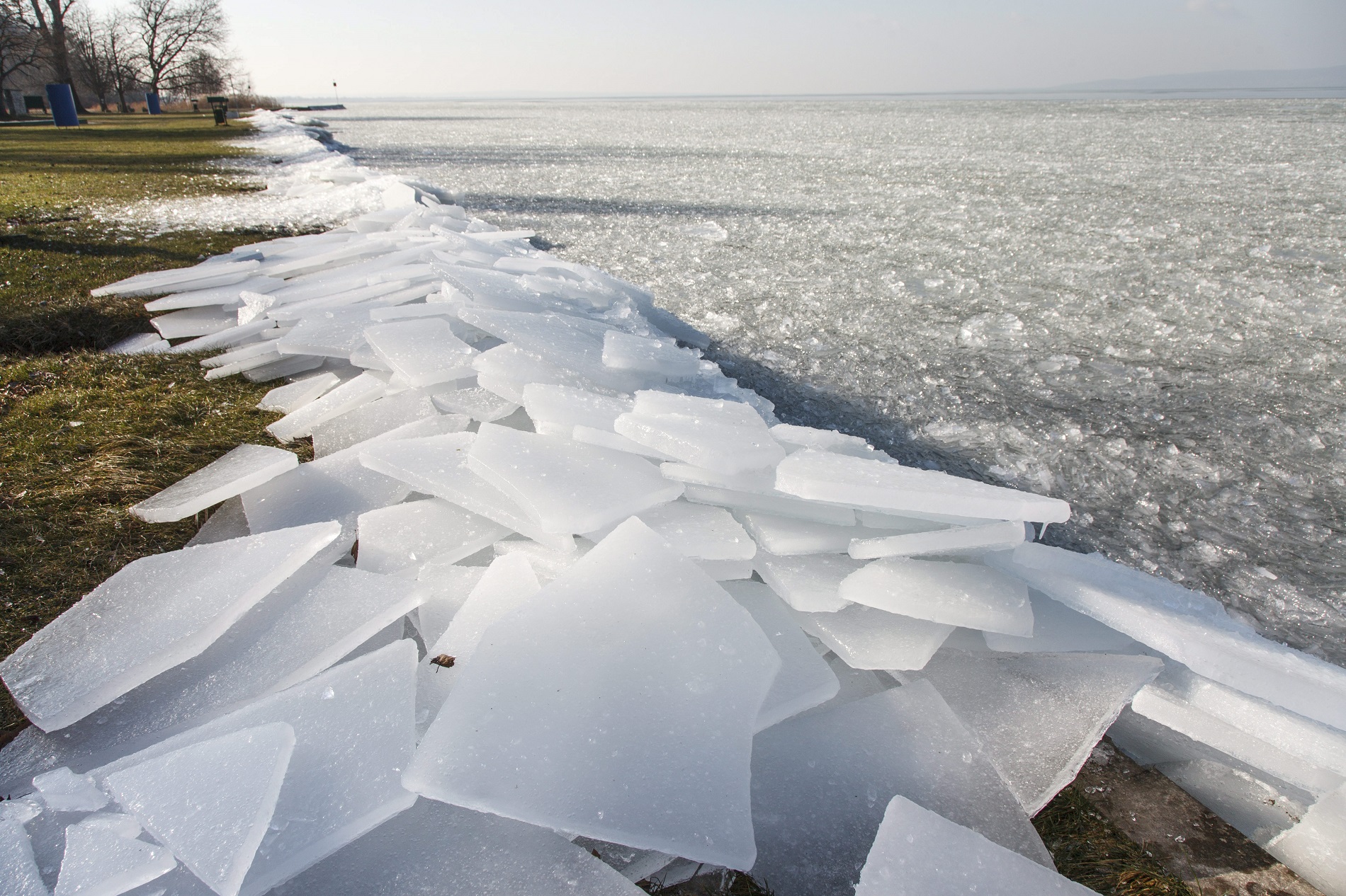Fonyód, 2016. január 18. Az erõs északi szélben feltorlódott jégtáblák Fonyódon, a Balaton partján 2016. január 18-án. MTI Fotó: Varga György