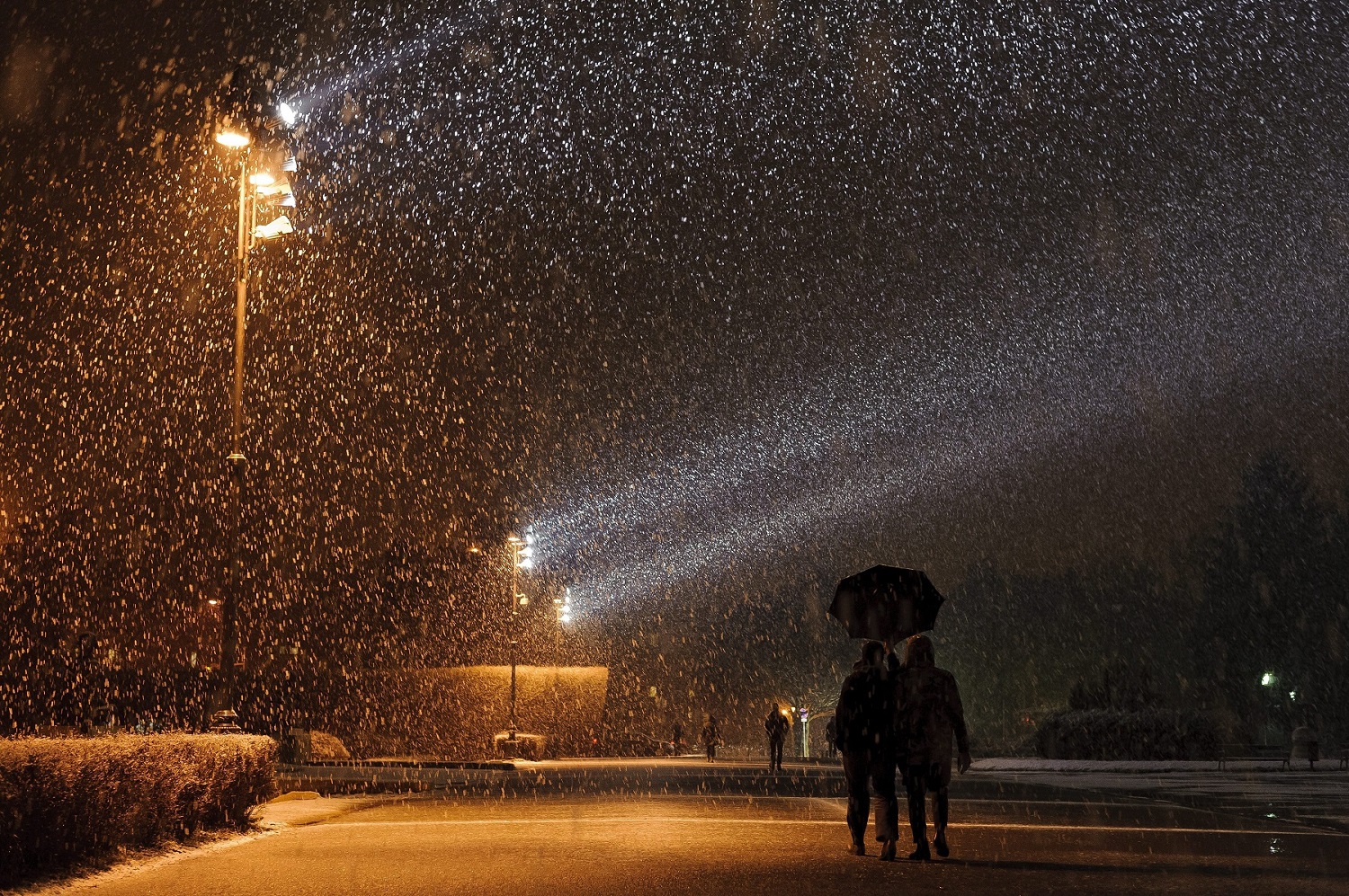 Debrecen, 2016. január 15. Gyalogosok a sûrû hóesésben a debreceni Egyetem téren 2016. január 15-én. MTI Fotó: Czeglédi Zsolt