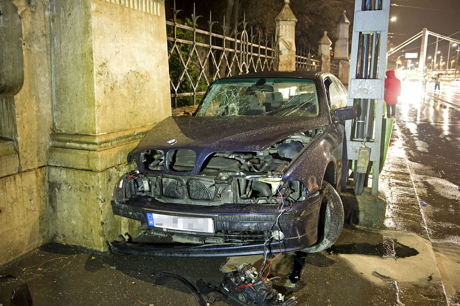 Villamos felsővezetéket tartó oszlop és kerítés közé szorult személygépkocsi Budapesten, a Szent Gellért rakparton 2016. január 13-án. A balesetben ketten megsérültek. MTI Fotó: Lakatos Péter