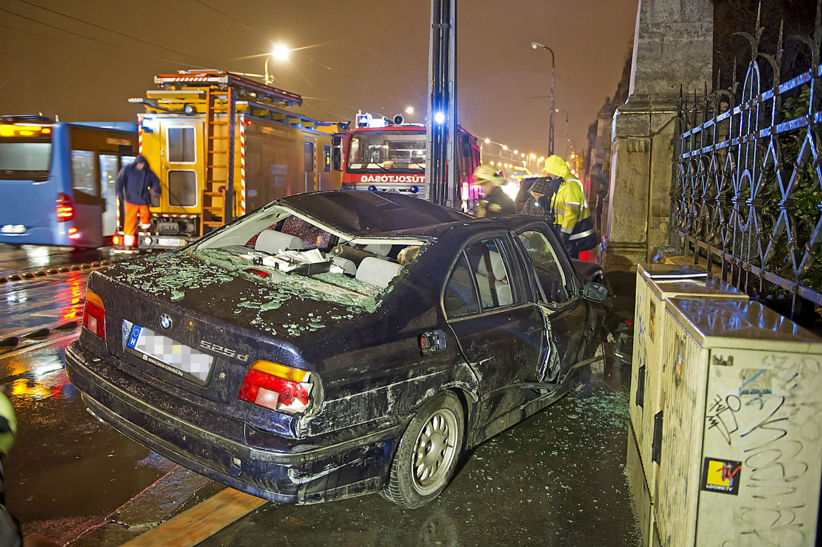 Villamos felsővezetéket tartó oszlop és kerítés közé szorult személygépkocsi Budapesten, a Szent Gellért rakparton 2016. január 13-án. A balesetben ketten megsérültek. MTI Fotó: Lakatos Péter