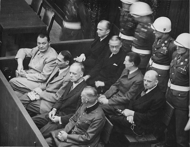 Göring a vádlottak padján Nürnbergben (Wikipedia)