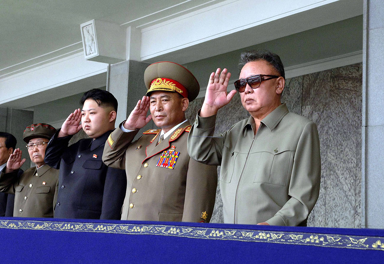 Kim Dzsong Il, Kim Dzsong Un és katonatisztek Fotó: MTI/XINHUA/KCNA