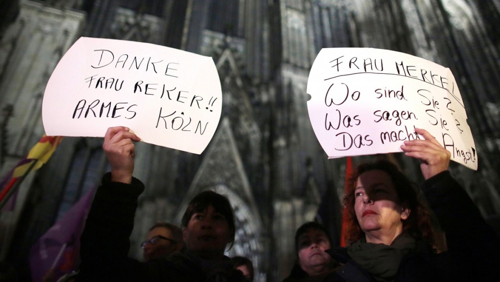 Nők tiltakoznak Kölnben a szilveszter éjszakai támadások miatt (Fotó: MTI/EPA/Oliver Berg)