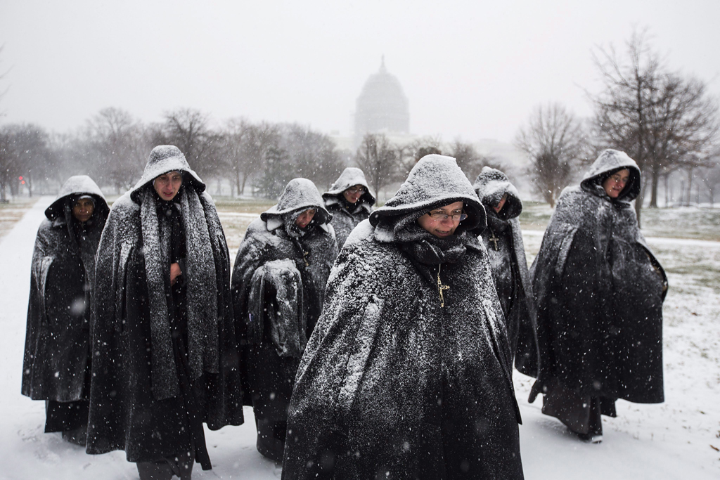 Washington, 2016. január 23. Hóesésben sétáló apácák az amerikai törvényhozás épülete, a Capitolium közelében Washingtonban 2016. január 22-én. A Jonas nevű hóvihar érkezése miatt az Egyesült Államok keleti államaiban hatvan-hetven centiméteres hóra számítanak. (MTI/EPA/Jim Lo Scalzo)