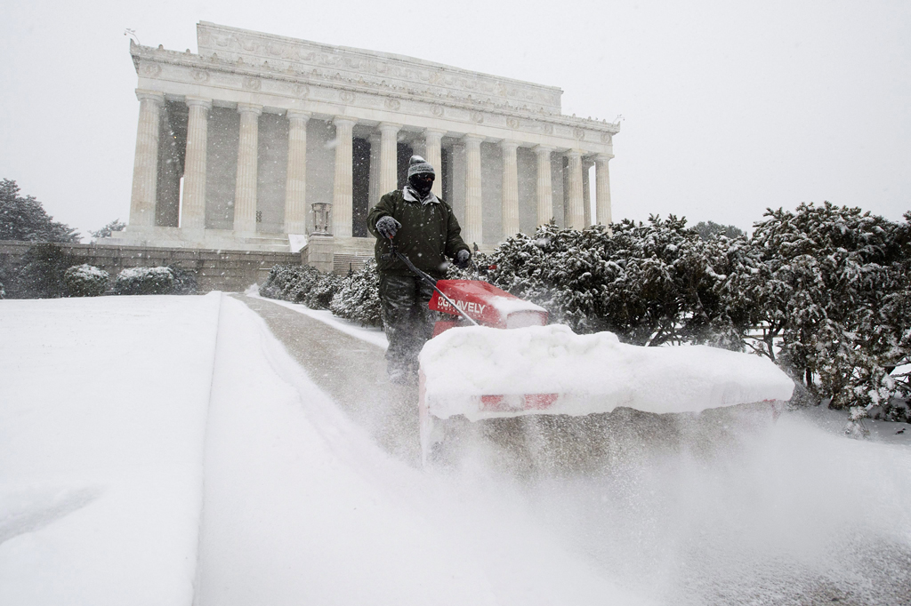 Washington, 2016. január 23. Egy munkás sűrű hóesésben takarítja a havat a washingtoni Lincoln-emlékmű közelében 2016. január 22-én. A Jonas nevű hóvihar érkezése miatt az Egyesült Államok keleti államaiban hatvan-hetven centiméteres hóra számítanak. (MTI/EPA/Michael Reynolds)