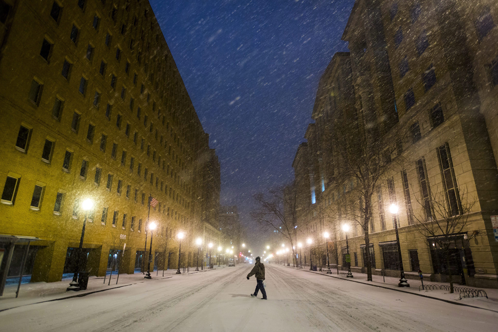 Washington, 2016. január 23. Sűrű hóesésben gyalogol egy férfi az E utcában Washingtonban 2016. január 22-én. A Jonas nevű hóvihar érkezése miatt az Egyesült Államok keleti államaiban hatvan-hetven centiméteres hóra számítanak. (MTI/EPA/Jim Lo Scalzo)
