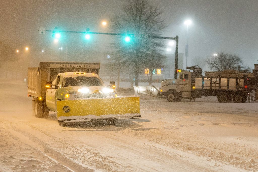 Alexandria, 2016. január 23. Hóekével takarítanak egy utat a Virginia állambeli Alexandriában 2016. január 22-én. A Jonas nevű hóvihar érkezése miatt az Egyesült Államok keleti államaiban hatvan-hetven centiméteres hóra számítanak. (MTI/EPA/Michael Reynolds)