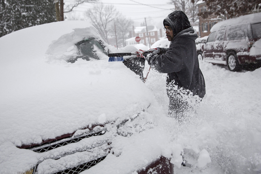 Washington, 2016. január 23. Egy férfi autója szélvédőjéről takarítja el a havat Washingtonban 2016. január 23-án. A Jonas nevű hóvihar érkezése miatt az Egyesült Államok keleti államaiban hatvan-hetven centiméteres hóra számítanak. (MTI/EPA/Drew Angerer)