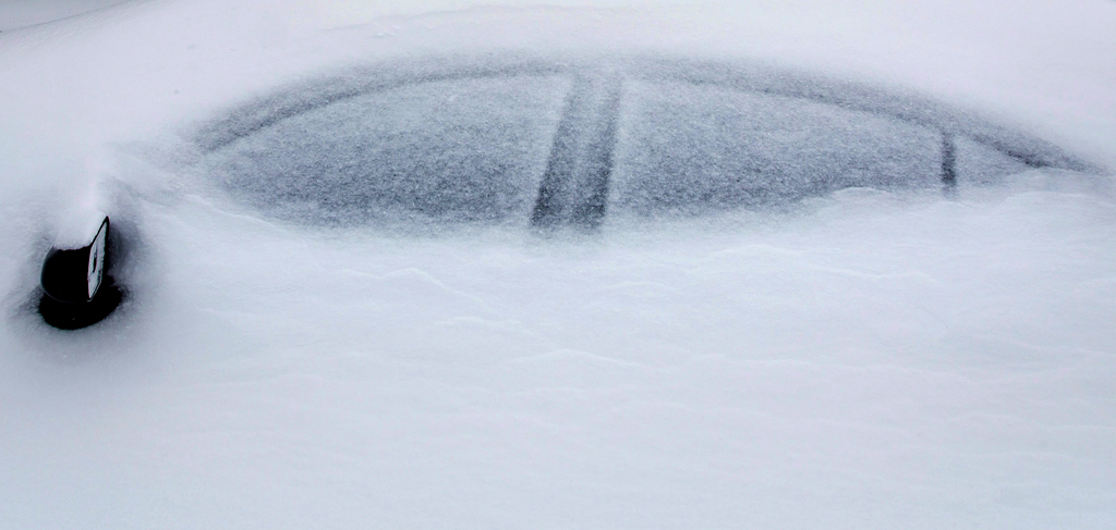 Washington, 2016. január 23. Vastag hóréteg borít egy parkoló személygépkocsit Washingtonban, ahol hóvihar tombol 2016. január 23-án.  (MTI/EPA/Drew Angerer)