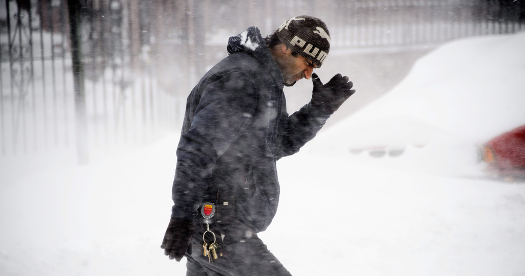 New York, 2016. január 23. Egy férfi gyalogol jeges szélben és hóesésben New York Brooklyn városrészében 2016. január 23-án.  (MTI/EPA/Justin Lane)