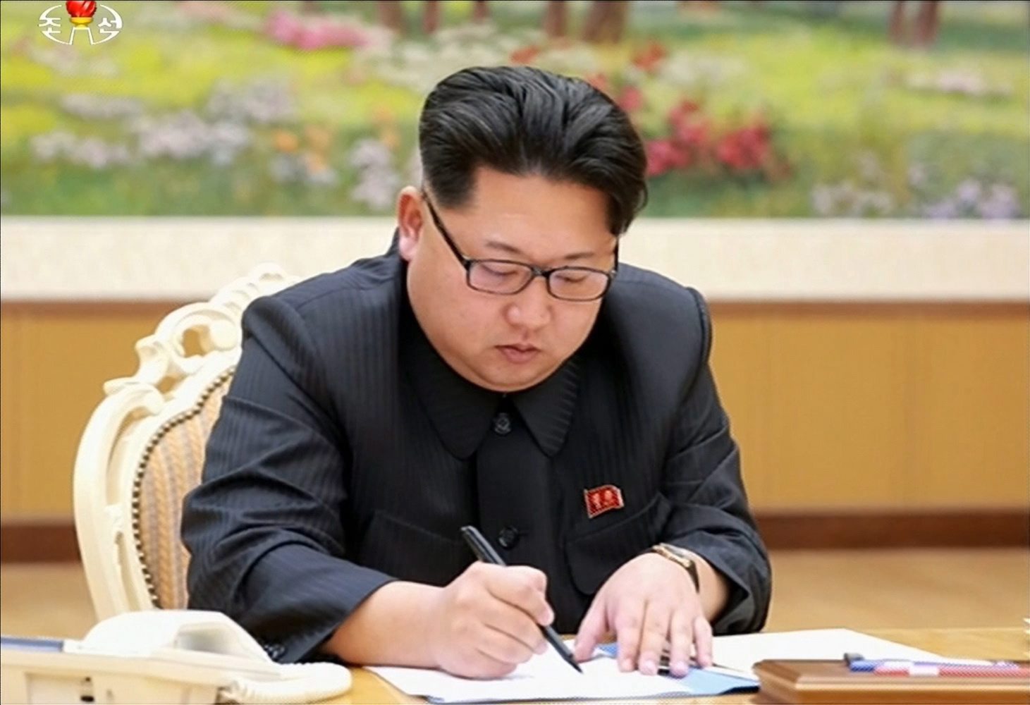 A képen azt látni, ahogy az észak-koreai hírügynökség szerint Kim Dzsong Un aláírja a hidrogénbomba-teszt végrehajtásának engedélyezéséről szóló rendeletet