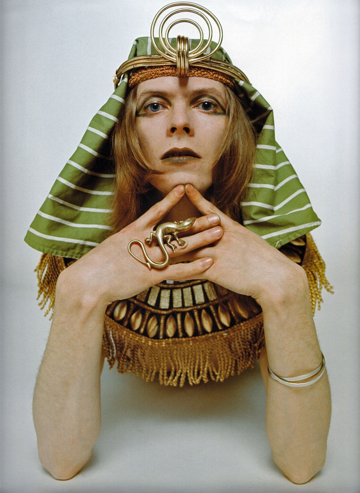 Brian Ward ikonikus fényképe 1971-ből, mely Bowie-t Szfinxként ábrázolja