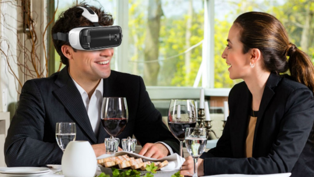 A Samsung szerint a férfiak a jövőben fejre photoshopolt VR-headsetekben mosolyognak majd, ahogy feleségük elválik tőlük. Vagy nem.