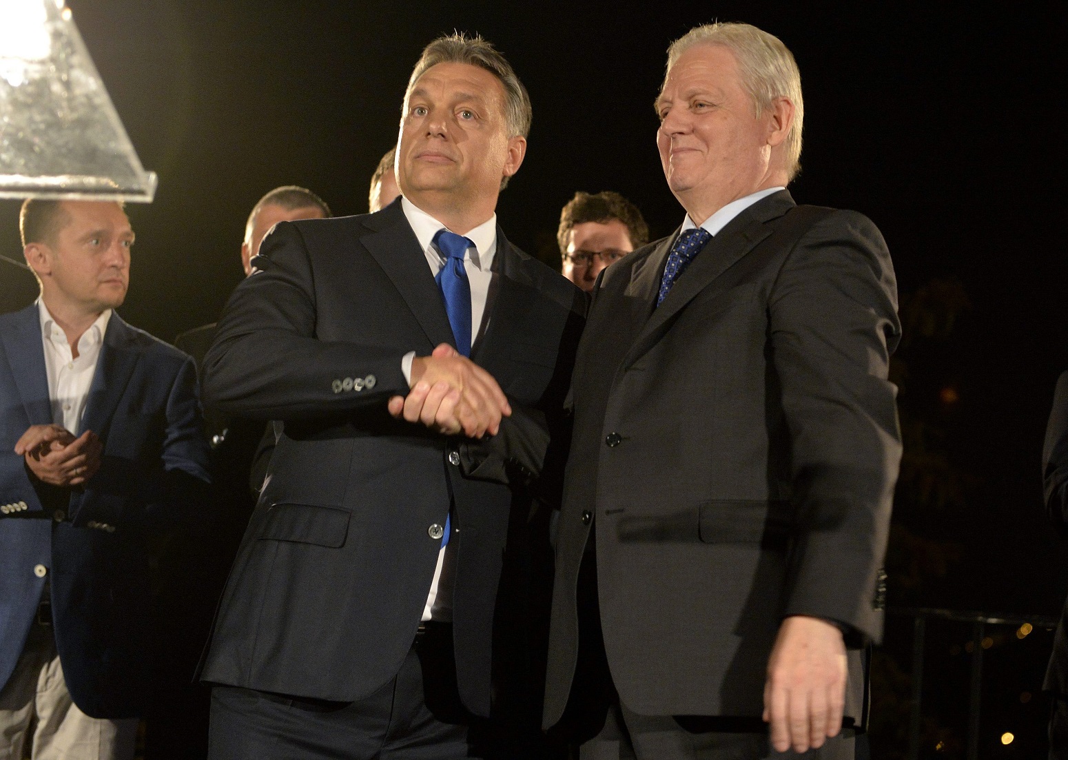 Orbán Viktor és Tarlós István kezet fog a Fidesz-KDNP önkormányzati választási eredményváróján, 2014. október 12-én. MTI Fotó: Koszticsák Szilárd