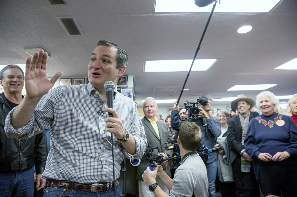 Ted Cruz texasi szenátor egy keresztény könyvesboltban kampányol, Iowában - Fotó: Europress