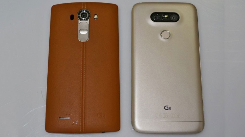A bal oldalon a tavalyi G4 levehető bőr hátlapos kialakítása, jobbra pedig a G5 átalakított unibody háza