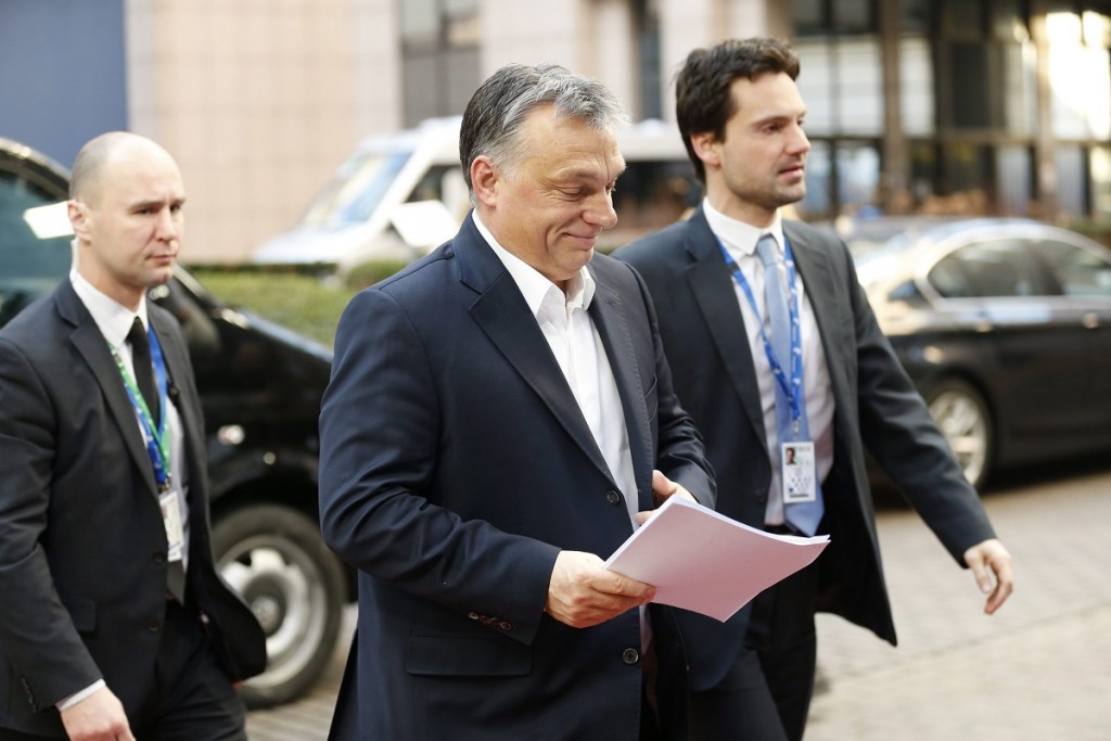 Brüsszel, 2016. február 19. Orbán Viktor miniszterelnök Havasi Bertalannak, a Miniszterelnöki Sajtóiroda vezetõjének (j) társaságában az Európai Unió kétnapos brüsszeli csúcstalálkozójának második napi ülésére érkezik 2016. február 19-én. A tagállamok vezetõi a migrációs válságról és Nagy-Britannia uniós reformigényeirõl tárgyalnak. (MTI/EPA/Laurent Dubrule)