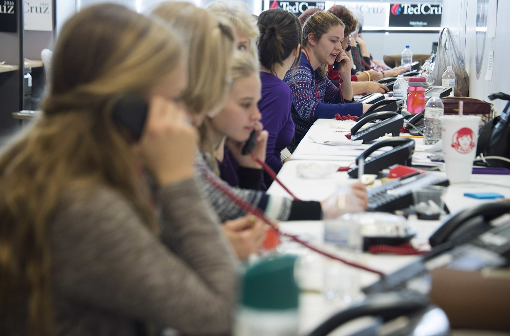 Volunteers man the phone banks at Republican presidential candidate Ted Cruz's headquarters in West Des Moines, Iowa, January 31, 2016, ahead of the Iowa Caucus. US presidential candidates made a frenzied, final push to lock in Iowa voters on the eve of the first nominating contest of the 2016 election season. / AFP / Jim WATSON