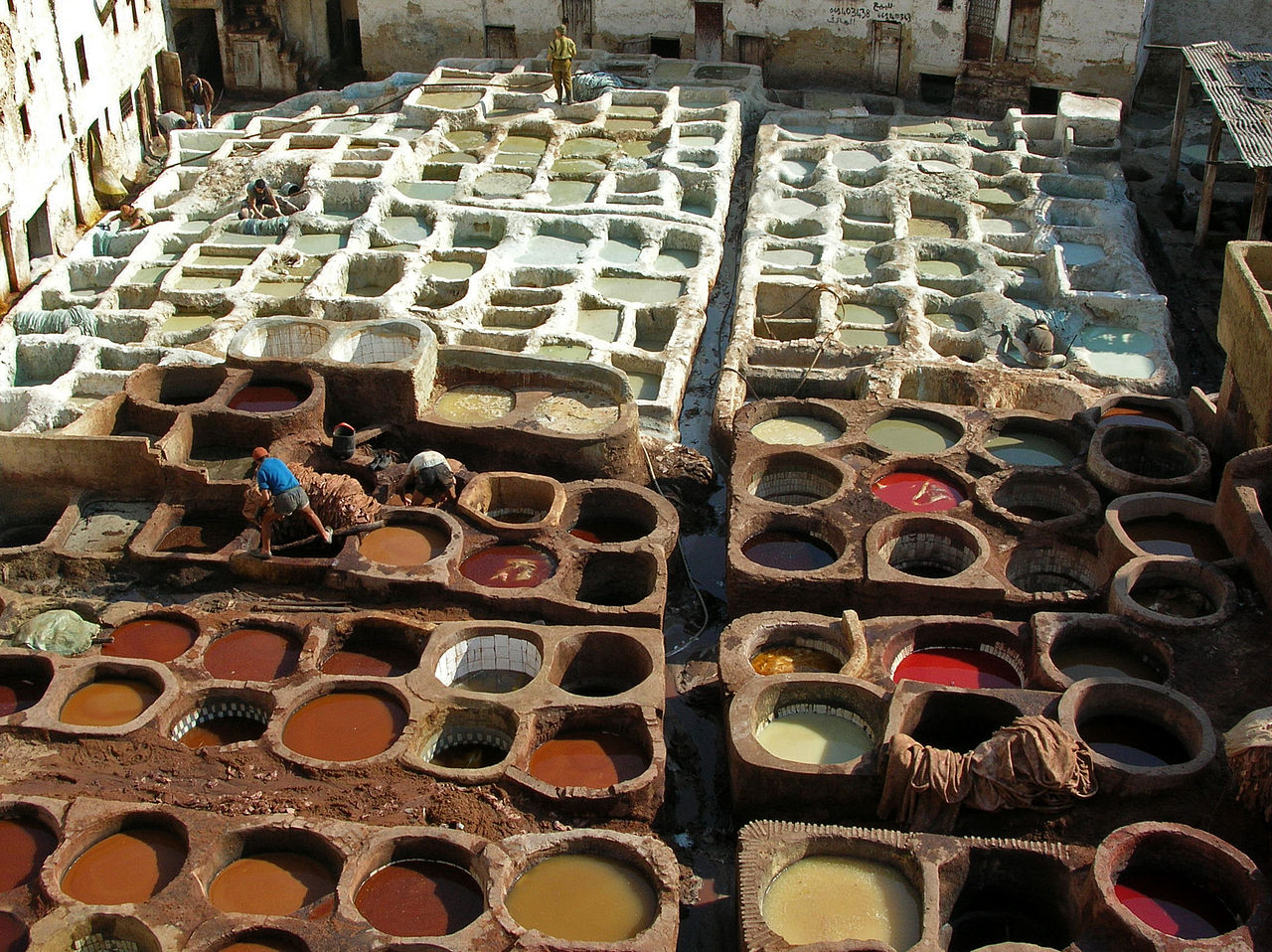 1280px-Leather_tanning,_Fes