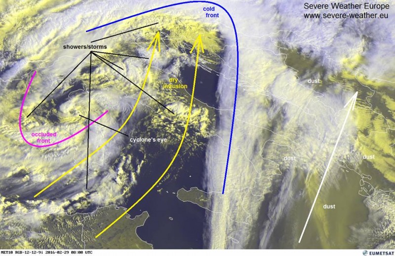 A Severe Weather analízise az EUMETSTAT műholdfelvételén a ciklonról, és az észak-északkelet felé áramló homokról - utóbbi a fehér nyíl. (Forrás: Időkép.hu)