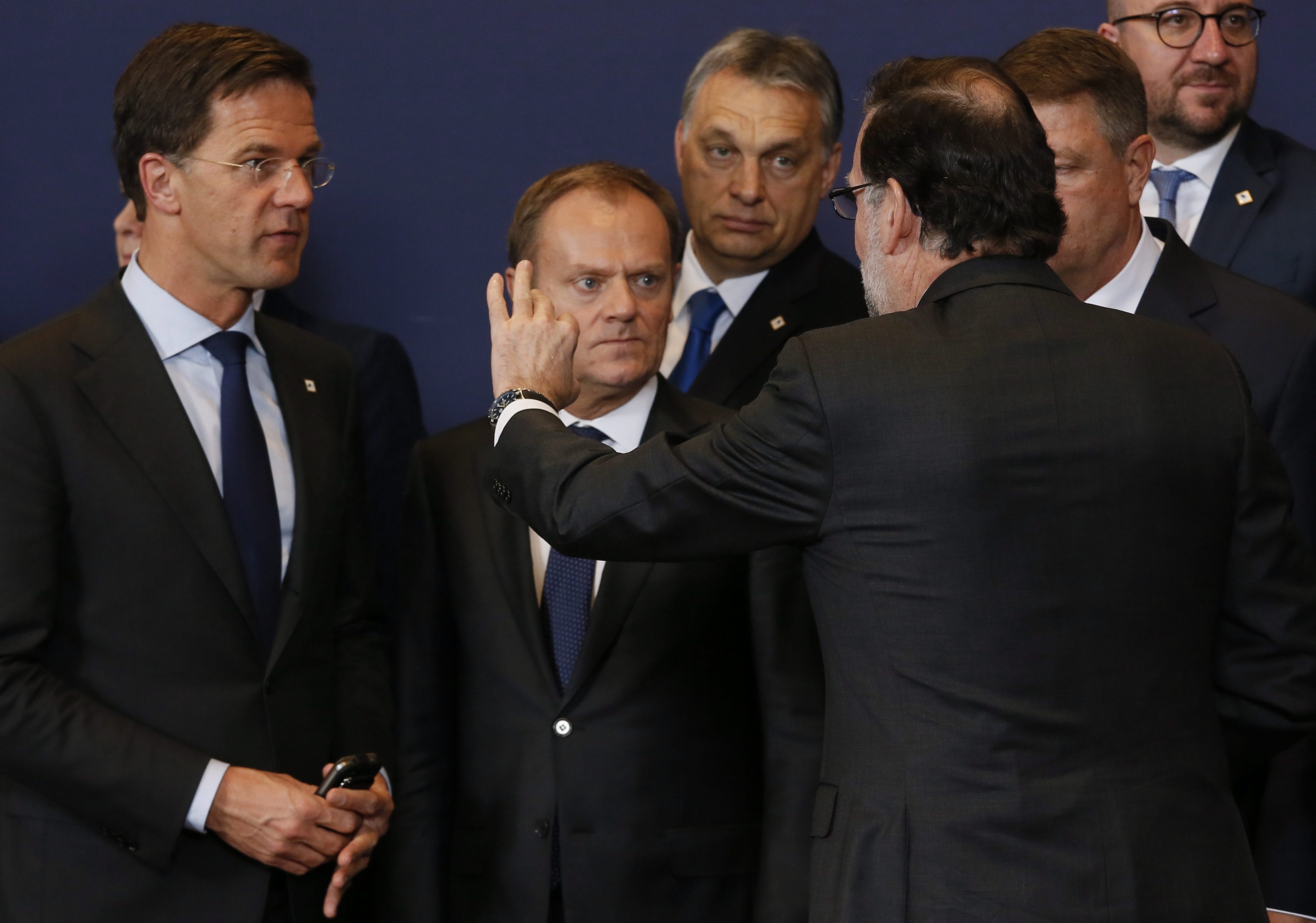 Orbán Viktor miniszterelnök, Mark Rutte holland kormányfő, Donald Tusk, az Európai Tanács elnöke és Mariano Rajoy spanyol kormányfő csoportkép készítésén vesz részt az Európai Unió kétnapos brüsszeli csúcstalálkozójának első napi ülésén 2016. március 17-én. (MTI/EPA/Julien Warnand)