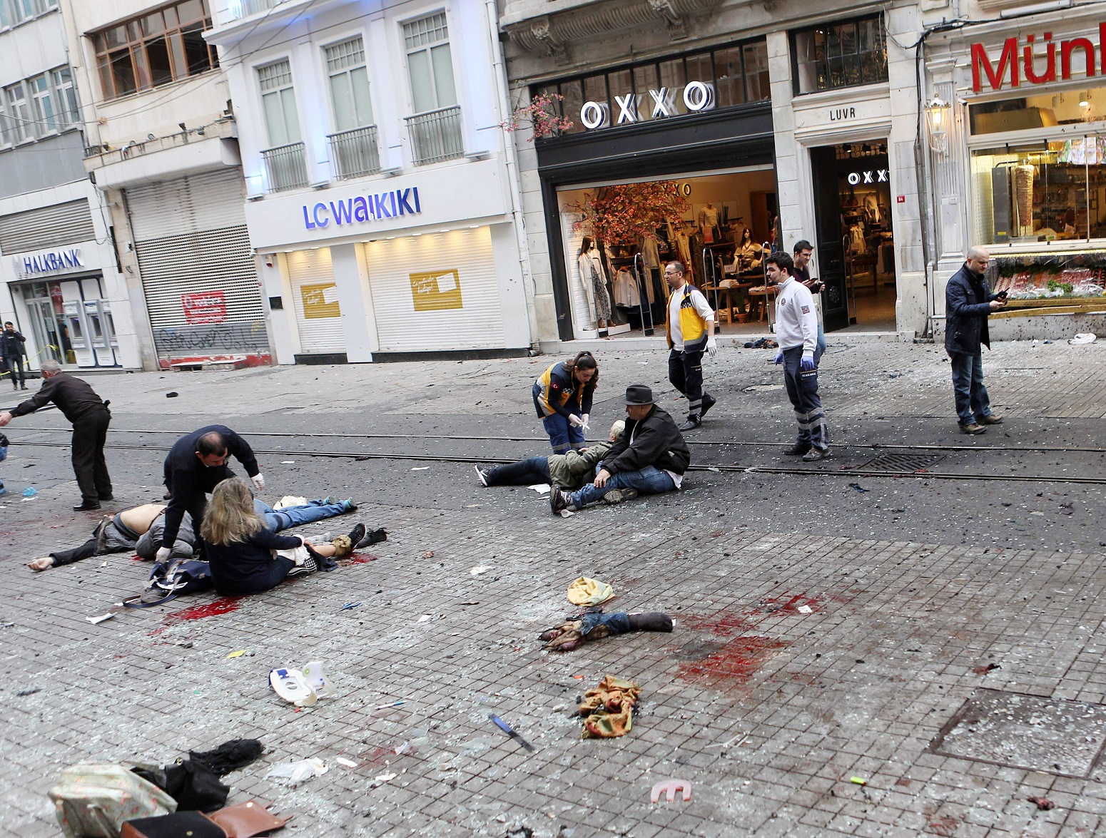 Isztambul, 2016. március 19. Mentõsök és sebesültek az isztambuli Isztiklalon sétálóutcában elkövetett öngyilkos merénylet helyszínén 2016. március 19-én. A támadásban legkevesebb négy ember életét vesztette, húsz megsebesült. (MTI/EPA)