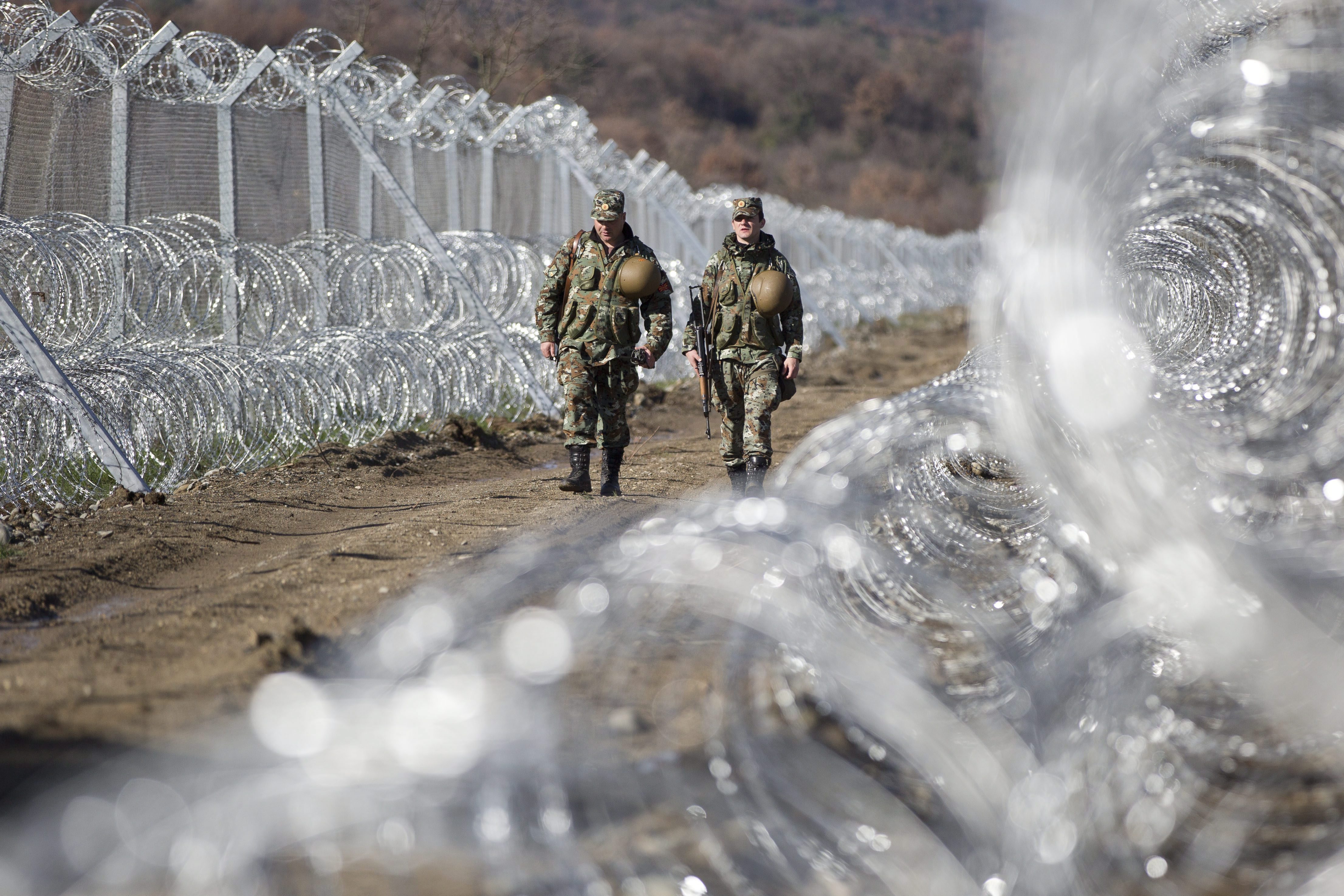 Gevgelija, 2016. március 4. Macedón katonák járõröznek a Görögországot Macedóniától elválasztó határkerítés macedón oldalán, Gevgelijánál 2016. március 4-én. A határ görög oldalán több mint 12 ezer migráns torlódott fel amiatt, hogy Macedónia naponta csak néhány száz szíriai, illetve iraki menekültet enged be területére. (MTI/AP/Visar Kryeziu)