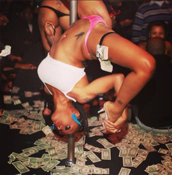 strippers_showing_off_their_money_640_01