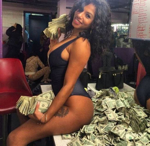 strippers_showing_off_their_money_640_04