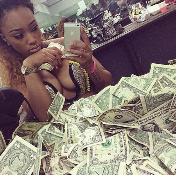 strippers_showing_off_their_money_640_07