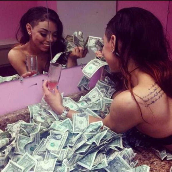 strippers_showing_off_their_money_640_10