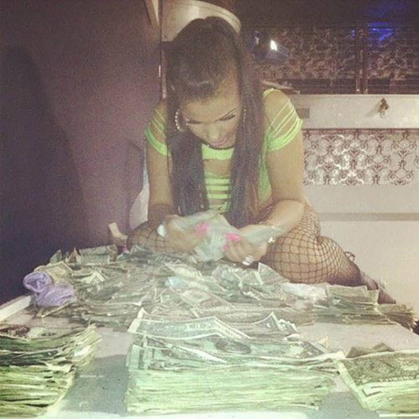 strippers_showing_off_their_money_640_12