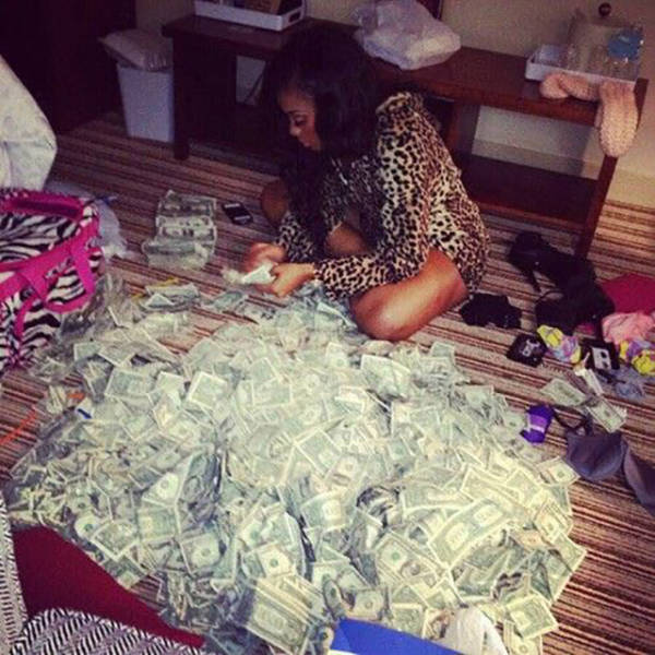 strippers_showing_off_their_money_640_15
