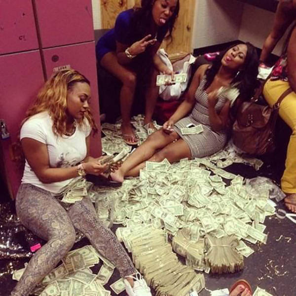 strippers_showing_off_their_money_640_16