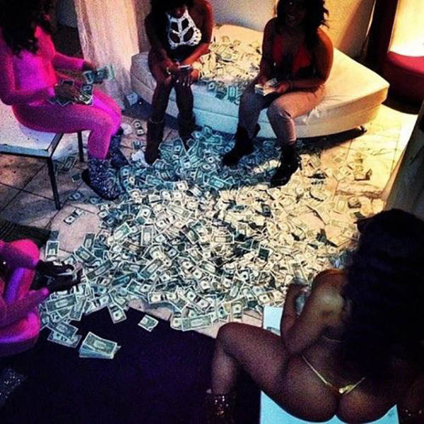 strippers_showing_off_their_money_640_17