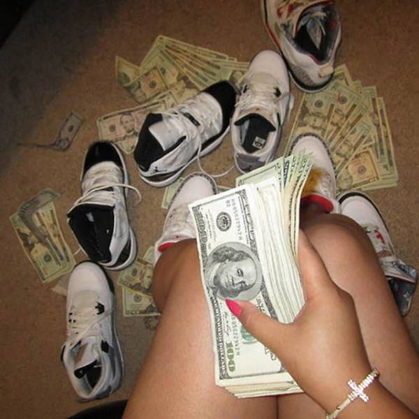 strippers_showing_off_their_money_640_19