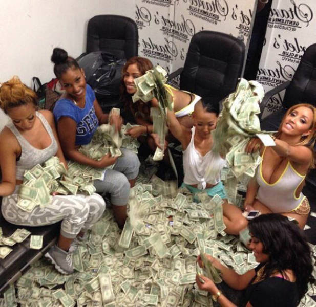 strippers_showing_off_their_money_640_21