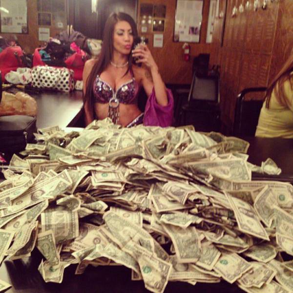 strippers_showing_off_their_money_640_30