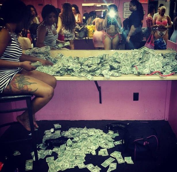 strippers_showing_off_their_money_640_32