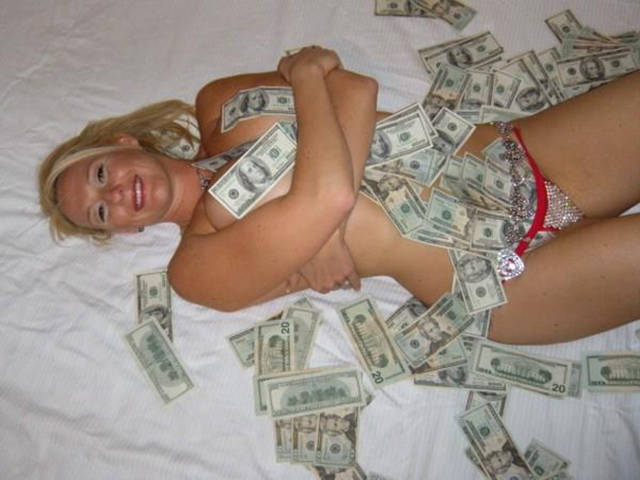 strippers_showing_off_their_money_640_36