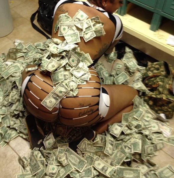 strippers_showing_off_their_money_640_42
