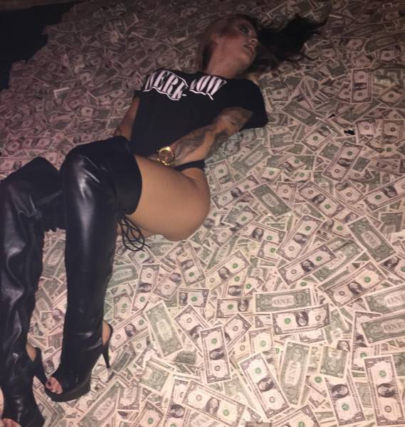 strippers_showing_off_their_money_640_47