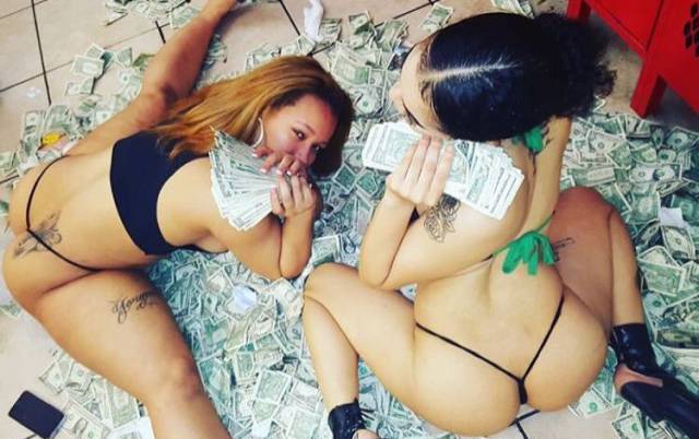 strippers_showing_off_their_money_640_51
