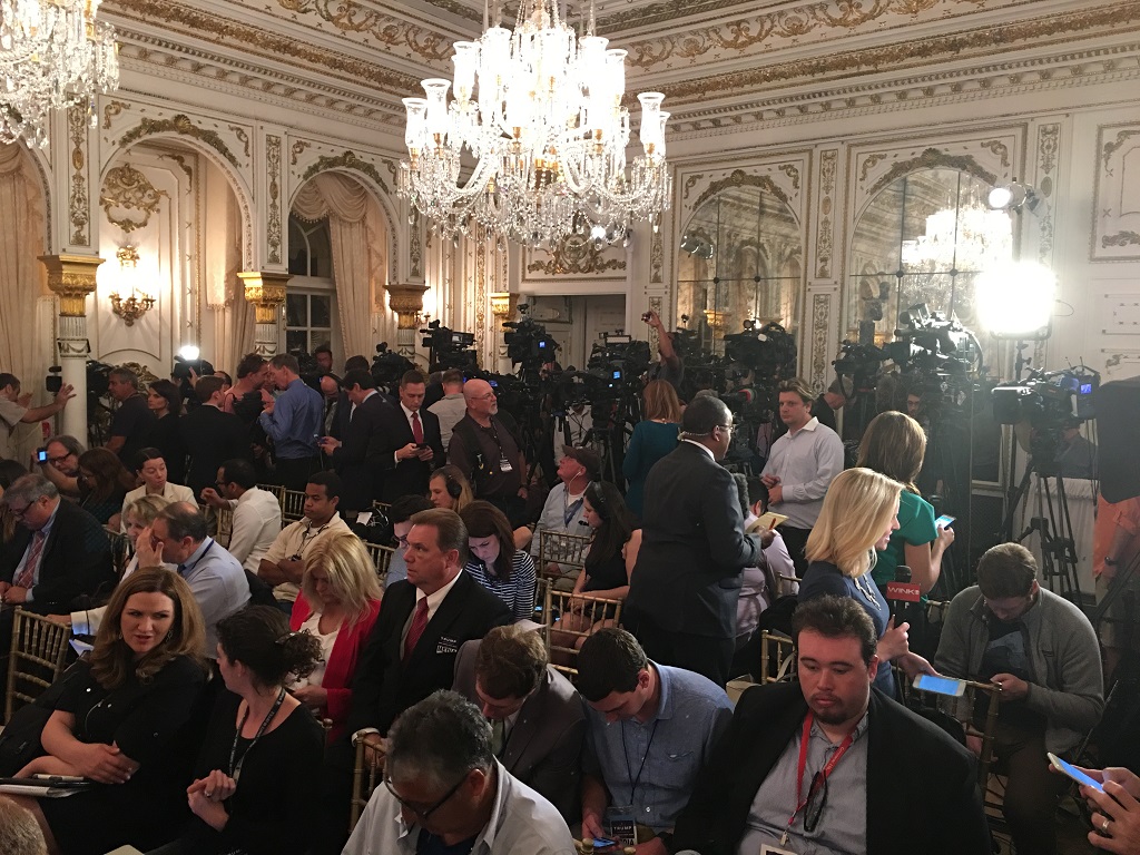Members of the media await the arrival of Republican presidential candidate Donald Trump for a press conference at the Mar-a-Lago Resort in Palm Beach, Florida.  Millions of Americans cast ballots Tuesday, March 1, 2016 on the most pivotal day of the presidential primary season, with frontrunners Republican Donald Trump and Democrat Hillary Clinton hoping to wipe out all rivals for their party nominations. / AFP / Gaston De Cardenas
