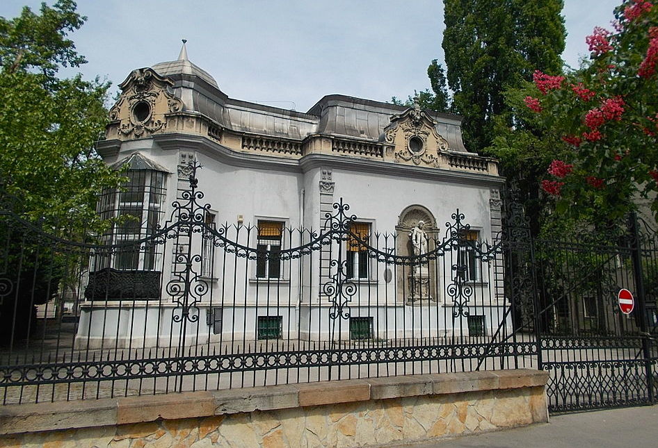 Villa,_Statue_&_Wrought_iron_fence._-_Budapest_District_VI.,_Városligeti_fasor_6