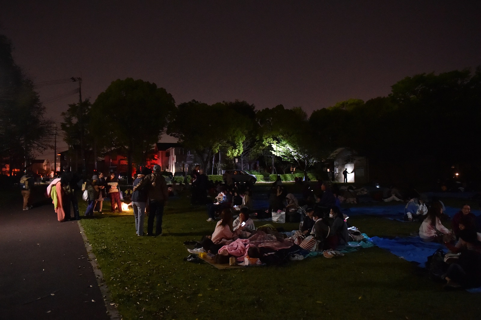 Ezrek éjszakáznak a szabadban a földrengés után. / AFP PHOTO / KAZUHIRO NOGI