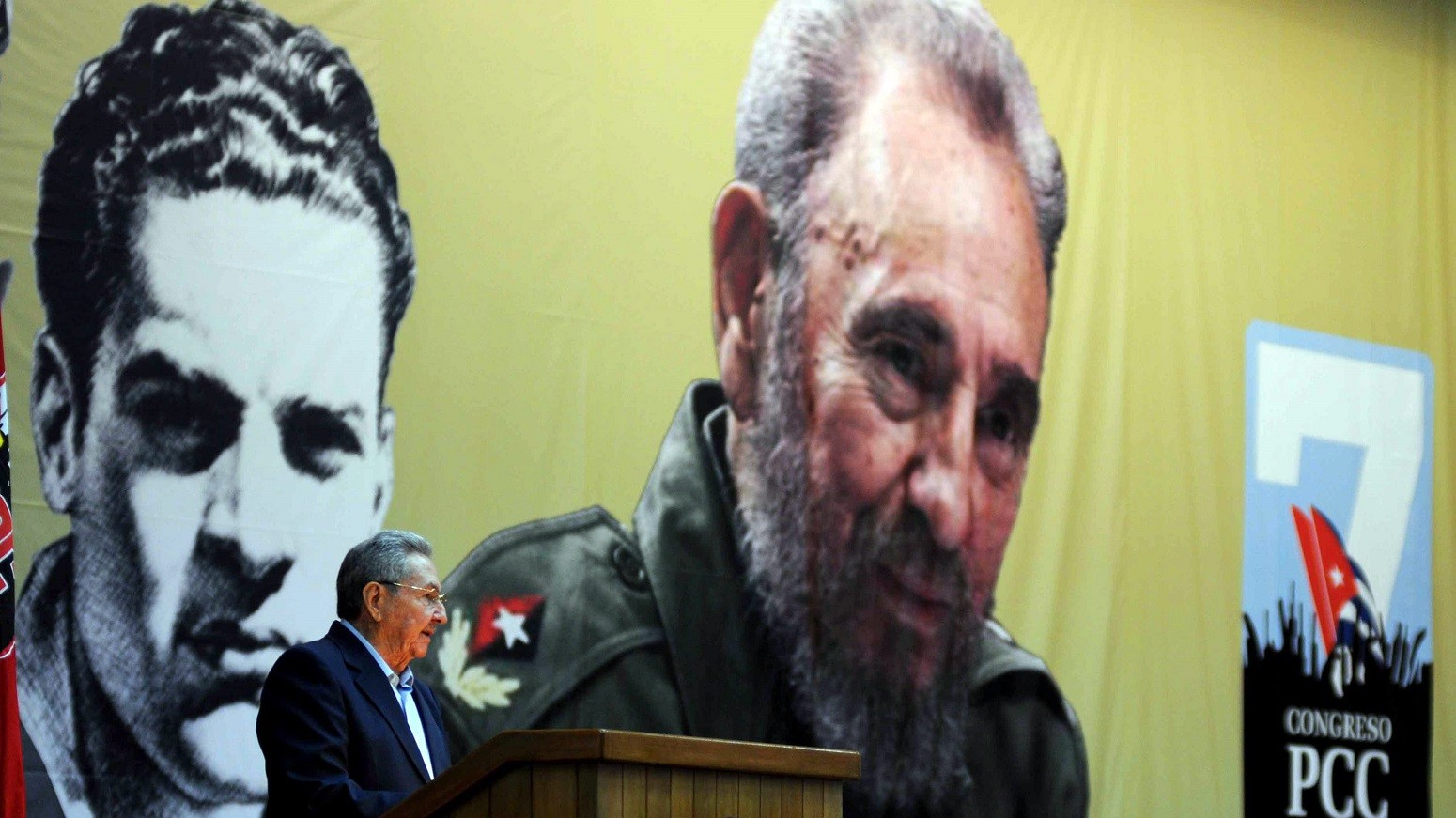Havanna, 2016. április 17. Raúl Castro kubai elnök beszédet mond a Kubai Kommunista Párt 7. kongresszusának megnyitóján  Havannában 2016. április 16-án. A háttérben, bátyja, Fidel Castro volt kubai elnök óriásportréja. (MTI/EPA/Omara García Mederos)