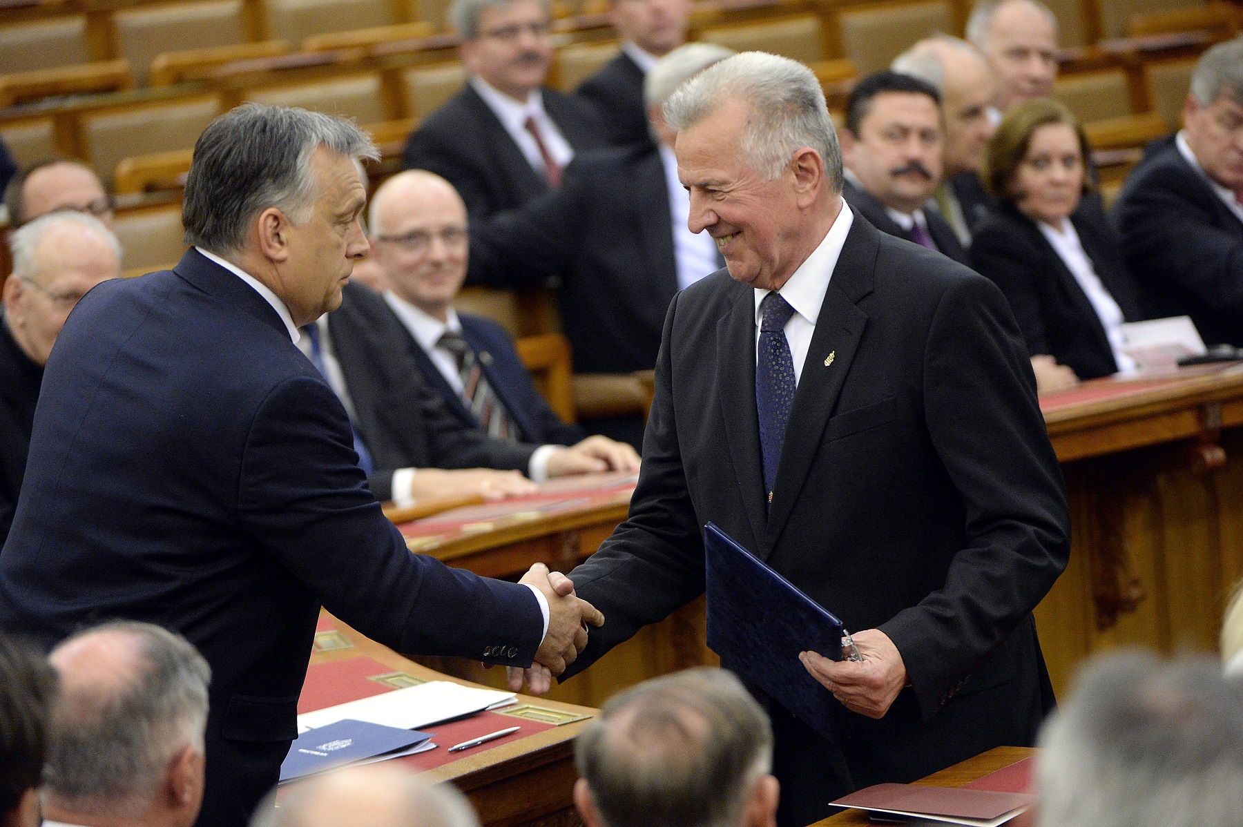 Budapest, 2016. április 25. Orbán Viktor miniszterelnök (b) és Schmitt Pál volt köztársasági elnök az alaptörvény kihirdetésének ötödik évfordulója alkalmából tartott ünnepségen az Országházban 2016. április 25-én. MTI Fotó: Kovács Tamás
